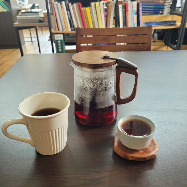 표일배는 찻주전자와 거름망, 숙우를 하나로 만든 찻그릇이다. 이 표일배만 있으면 어디에서나 간단하게 차를 마실 수 있어서 차 생활을 시작하는 사람이 쓰면 좋다. 가격도 저렴해서 부담 없이 차 생활을 습관으로 가져갈 수 있을 것이다. /김정관