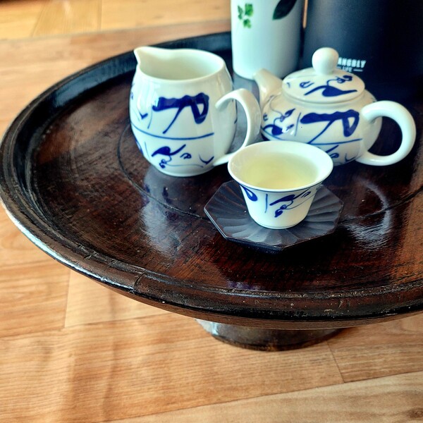 자기 차호는 보이차뿐 아니라 어떤 차를 우려 마셔도 좋다. 차호와 숙우, 잔을 세트로 구입하면 기본 다구를 갖출 수 있어서 편리하다. 사진의 다기는 국내 다기 전문회사 차모아 제품이다. /김정관