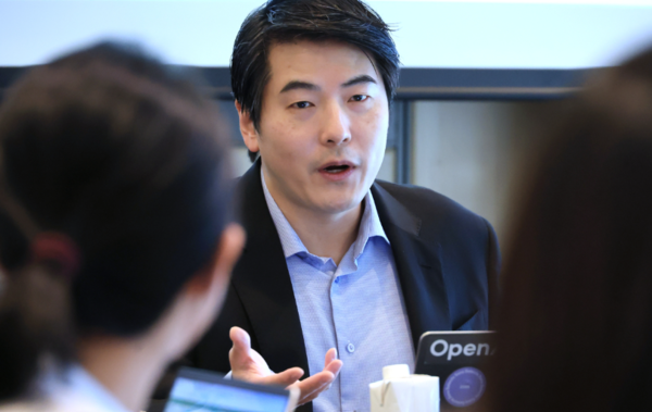 26일 제이슨 권 오픈AI 최고전략책임자(CSO)가 서울 시내 한 호텔에서 열린 미디어 라운드테이블 행사에서 발언하고 있다. /연합뉴스