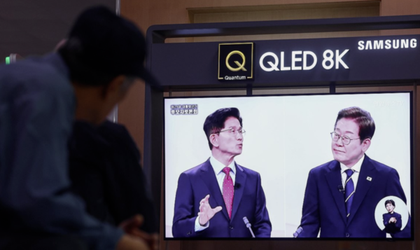 서울역 대합실에서 시민들이 제21대 대선 1차 후보자 토론회 중계방송을 지켜보고 있다. /연합뉴스