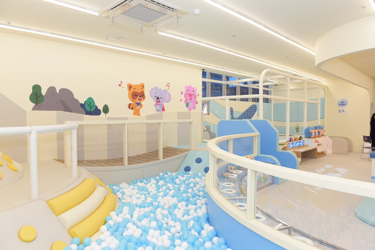 롯데는 지난해 12월 울산 남구 육아종합지원센터에 맘편한 놀이터 29호점을 오픈했다. /롯데