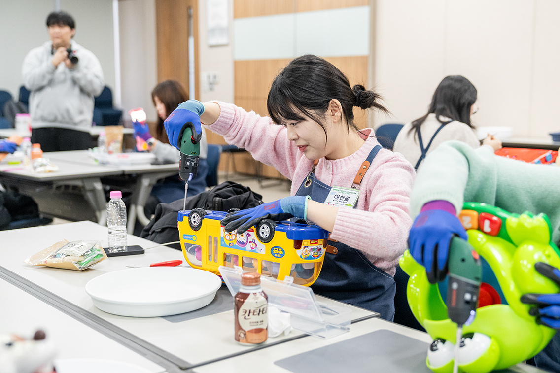 지난 1월 밸유 봉사단 3기가 롯데케미칼 의왕사업장에 방문해 사회공헌활동을 진행하고 있다. /롯데
