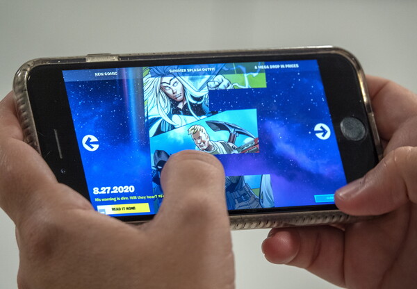 한 사용자가 아이폰으로 포트나이트를 플레이하고 있다. /연합뉴스