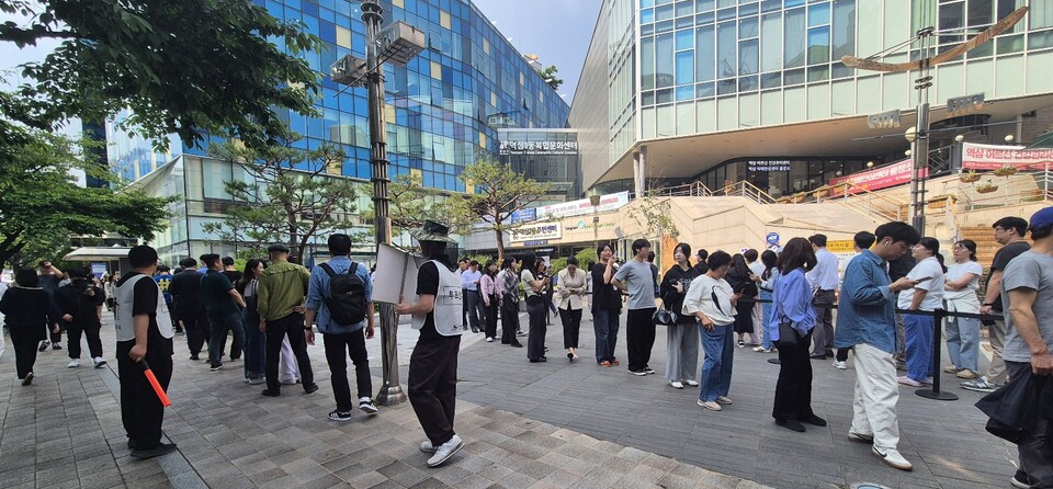 29일 오후 4시 서울 강남구 역삼1동 주민센터 앞에서 제21대 대통령 선거 사전투표에 참여하려는 유권자들이 줄을 서 기다리고 있다. /김민 기자