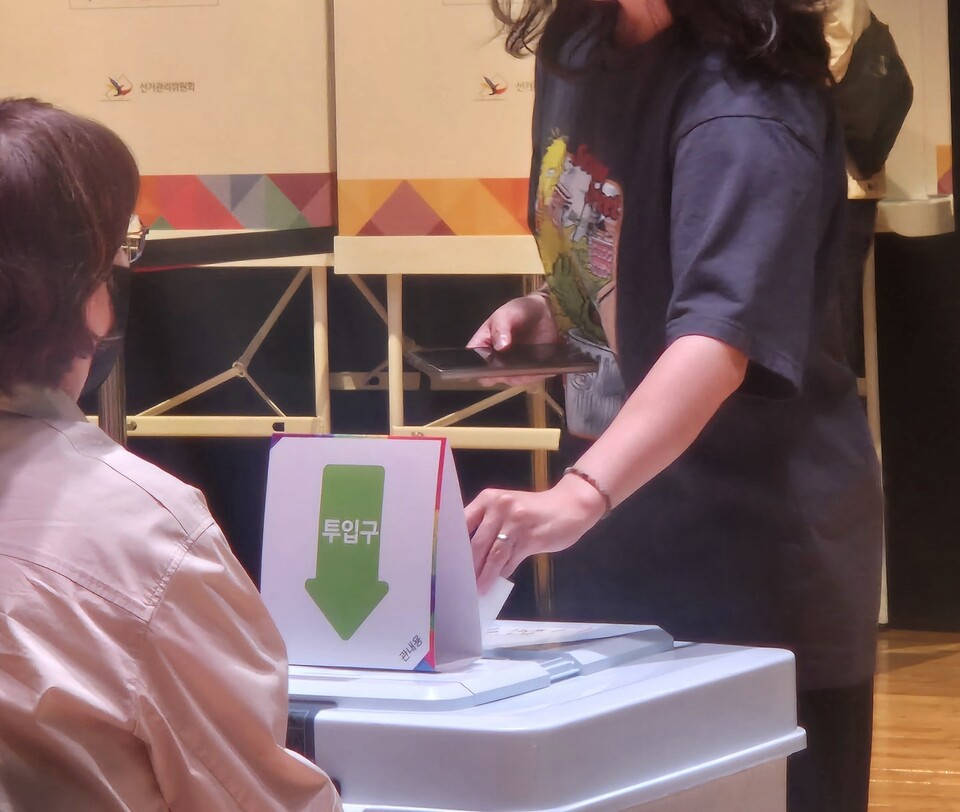 29일 오후 2시 구로구민회관에서 한 유권자가 투표용지를 넣고 있다. /김민 기자