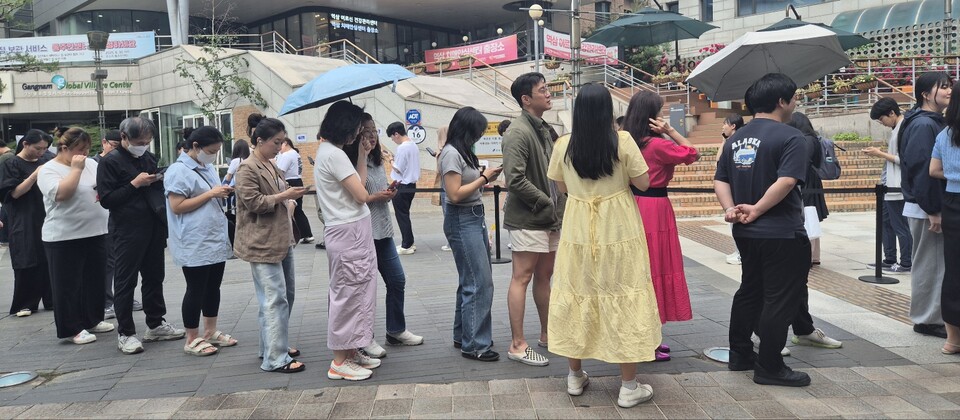 이날 투표소 앞에서는 유권자들이 입은 의류나 소품 색깔이 눈에 띄기도 했다. 붉은색 혹은 파란색 옷을 입은 사람들이 간간이 보였고 노란색 옷을 입은 사람도 있었다. /김민 기자