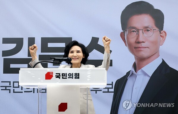  국민의힘 김문수 대선후보 배우자 설난영 여사가 21일 서울 여의도 중앙당사에서 열린 정정당당여성본부 필승결의대회에서 인사말을 마친 뒤 파이팅하고 있다. /연합뉴스