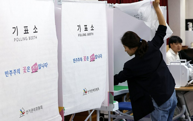 제21대 대통령선거 사전투표를 하루 앞둔 지난 28일 광주 동구 지원2동 행정복지센터에 마련된 사전투표소에서 선관위 관계자가 투표 설비를 점검하고 있다. /연합뉴스