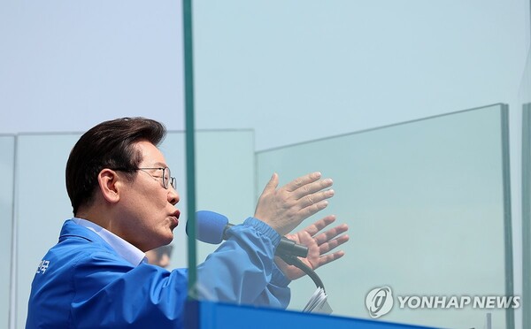 더불어민주당 이재명 대선 후보가 30일 강원도 춘천시 춘천역광장에서 열린 집중유세에서 시민들에게 지지를 호소하고 있다. /연합뉴스