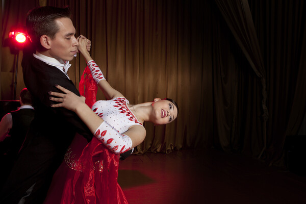 댄스 강사들이 유명 강사로 성공하기까지는 각자의 사연이 있다. 볼룸 댄스를 추는 아름다운 커플 /게티이미지뱅크