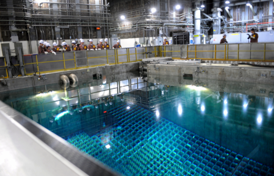 한울원자력발전소에서 나온 사용후핵연료가 발전소 내 수조에서 열을 식히면서 보관돼 있다. /한국수력원자력