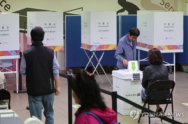 제21대 대통령 선거 사전투표 둘째 날인 30일 부산 수영 동원로얄듀크 101동 지하 휘트니스센터에 마련된 사전투표소에서 유권자들이 소중한 한표를 행사하고 있다. /연합뉴스