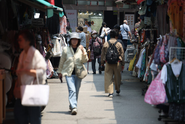 저출산·고령화에 따른 소비 둔화와 금융권 압박이 경제 전반의 구조적 과제로 떠올랐다. /연합뉴스