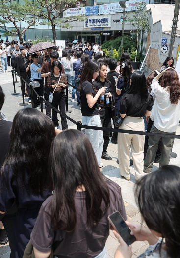 제21대 대통령선거 사전투표 둘째 날인 지난달 30일 서울 강남구 역삼1동주민센터에 마련된 사전투표소에서 유권자들이 투표를 위해 줄을 서 있다. /연합뉴스