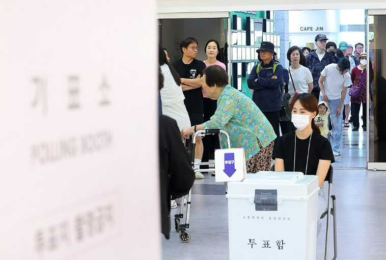 제21대 대통령 선거일인 3일 부산진구청에 마련된 부암 1동 제4투표소에서 유권자들이 소중한 한표를 행사하고 있다. /연합뉴스