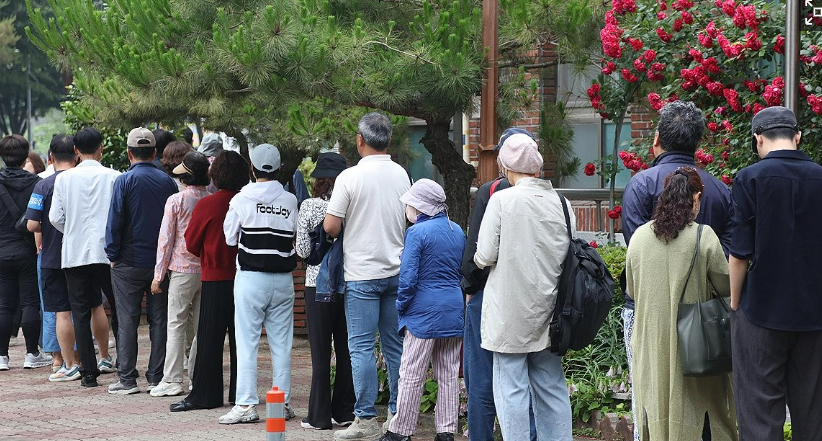 21대 대통령 선거 투표일인 3일 오전 대구 수성구 고산 3동의 한 투표소에서 시민들이 투표하기 위해 줄지어 기다리고 있다. /연합뉴스