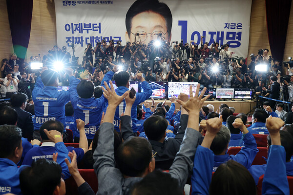 3일 국회의원회관 개표상황실에서 제21대 대통령선거 지상파 출구조사 결과에서 이재명 후보가 51.7%로 앞서는 것으로 발표되자 환호하고 있다. /연합뉴스