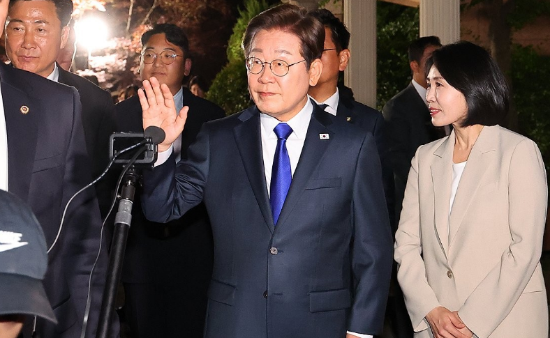 제21대 대통령 선거에서 당선이 유력한 더불어민주당 이재명 후보가 김혜경 여사와 3일 인천 계양구 자택을 나서며 주민들과 인사하고 있다. /연합뉴스