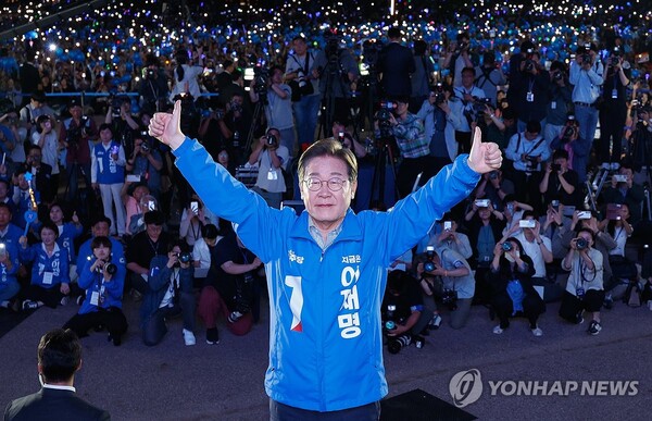 더불어민주당 이재명 대선 후보가 선거를 하루 앞둔 2일 서울 여의도공원 마지막 유세에서 연설을 마친 뒤 시민들에게 인사하고 있다. /연합뉴스