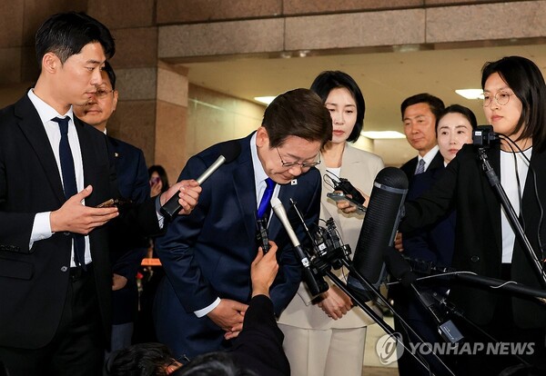 제21대 대통령 선거에서 당선이 확실시되는 더불어민주당 이재명 후보가 3일 밤 인천 계양구 자택을 나서며 인사하고 있다. /연합뉴스