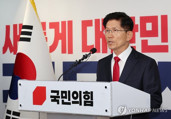 국민의힘 김문수 대선 후보가 4일 서울 여의도 당사에서 기자회견을 열고 입장을 밝히고 있다. /연합뉴스