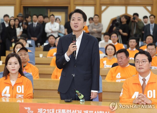 개혁신당 이준석 대선 후보가 3일 방송 3사 출구조사 발표를 확인한 뒤 서울 국회 여의도 의원회관에 마련된 당 개표상황실에 도착해 소감을 밝히고 있다. /연합뉴스