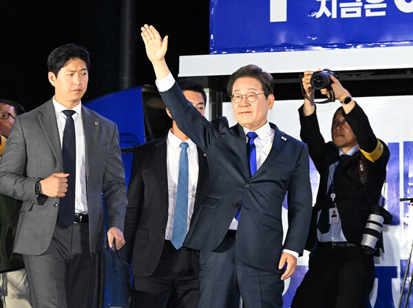 이재명 대통령이 4일 서울 여의도 국회 인근에서 당 주최로 열린 국민개표방송 행사에 참석해 시민들을 향해 인사하고 있다. /연합뉴스