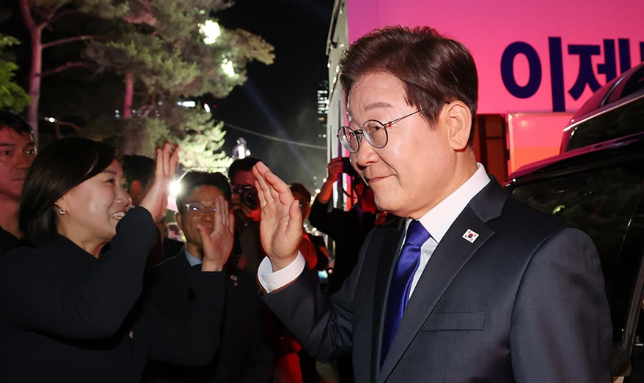 이재명 대통령이 4일 서울 여의도 국회 인근에서 당 주최로 열린 국민개표방송 행사에 참석해 시민들을 향해 인사하고 있다. /연합뉴스