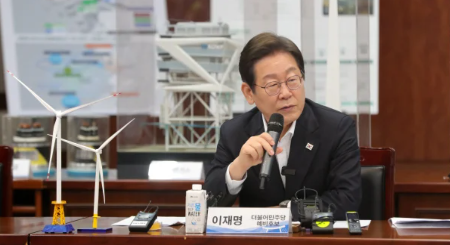 이재명 제21대 대통령이 후보 시절인 지난 4월 24일 전북 김제시 새만금33센터에서 열린 전북 미래에너지 현장 간담회에 참석해 인사말을 하고 있다. /연합뉴스