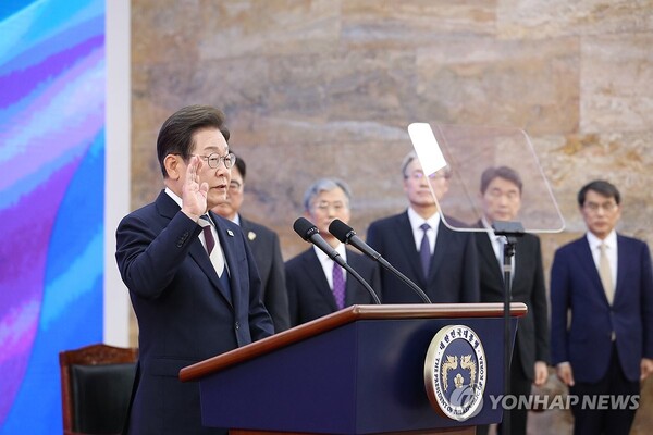 이재명 대통령이 4일 서울 여의도 국회에서 열린 제21대 대통령 취임선서식에서 취임 선서를 하고 있다. /연합뉴스