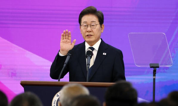 이재명 대통령이 4일 서울 여의도 국회에서 열린 제21대 대통령 취임선서식에서 취임 선서를 하고 있다. /연합뉴스 