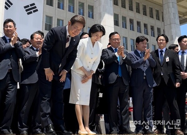 이재명 대통령과 김혜경 여사가 4일 서울 여의도 국회 앞에서 시민들에게 인사하고 있다. /서은정 기자