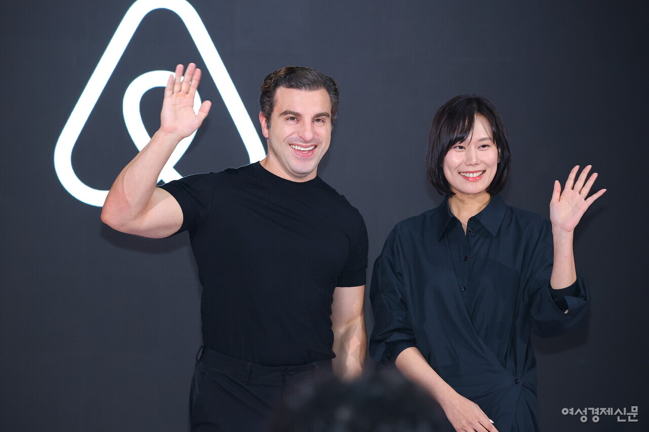브라이언 체스키 에어비앤비 공동 창업자 겸 최고경영자(CEO)와 (오른쪽)서가연 에어비앤비 코리아 컨트리 매니저 /류빈 기자