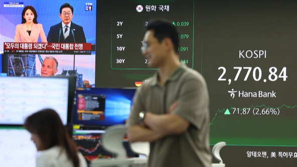 4일 서울 중구 하나은행 딜링룸 스크린에 코스피 지수와 이재명 대통령 취임 관련 뉴스가 표시돼 있다. /연합뉴스