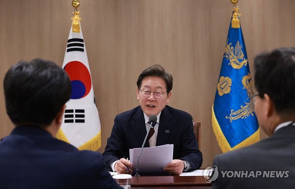 이재명 대통령이 4일 서울 용산 대통령실 청사에서 열린 '대통령 1호 명령, 비상경제점검 태스크포스(TF) 회의'에서 발언하고 있다. /연합뉴스