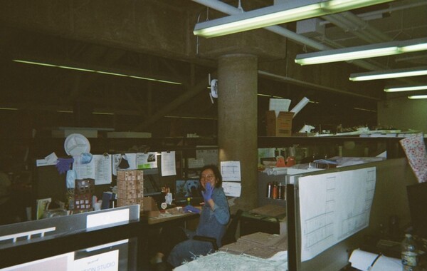 20대 시절 학교 작업실 책상에서 /정선아 디자이너