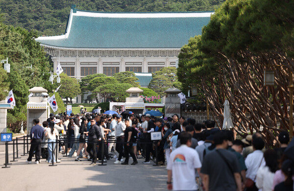 6일 현충일을 맞이해 서울 종로구 청와대 인근에서 시민들이 줄을 서 기다리고 있다. /연합뉴스