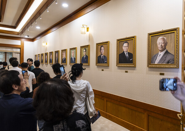 청와대 본관 내부 세종실 앞 공간에 걸린 역대 대통령의 초상화를 관람객들이 바라보고 있다. /연합뉴스