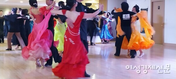 모던댄스는 남녀가 붙어서 춘다고 꺼리는 사람이 많지만 격조 높은 춤이다. /사진=강신영