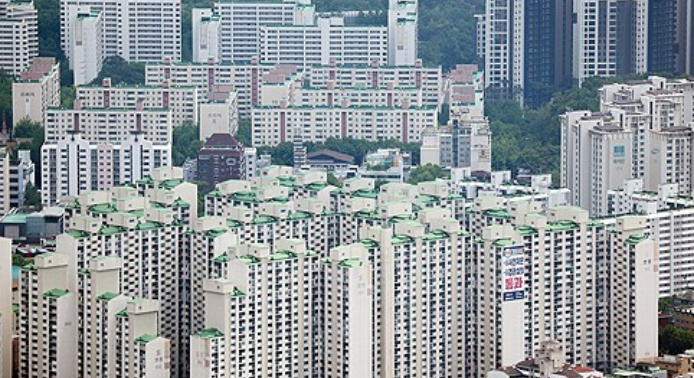 지난 5월 19일 서울 송파구 아파트의 모습. 서울 강남 3구(강남·서초·송파)와 용산구의 아파트 거래량은 지난달 반등했다. /연합뉴스