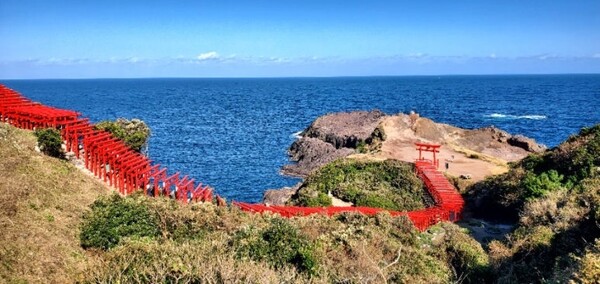 어찌하여 험한 바닷가 절벽 위에 신사를 창건하고 도리이를 세운 것일까. /사진=양은심