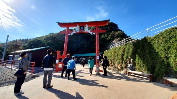 도리이 위에 하트 모양의 상자가 놓여 있다. 동전을 던져서 저 안에 들어가면 사랑이 이루어진다는 설이 있다고. /사진=양은심