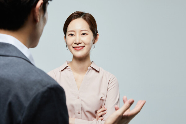언뜻 생각하기에 상대의 말을 더 많이 들어주는 것은 불리한 전략처럼 보인다. 상대의 요구를 모두 들어줘야 할 것 같고 내 주장은 펼칠 기회조차 잃는 것처럼 느껴진다. 하지만 심리학적으로 볼 때 이는 가장 효과적인 설득 전략이다. /게티이미지뱅크