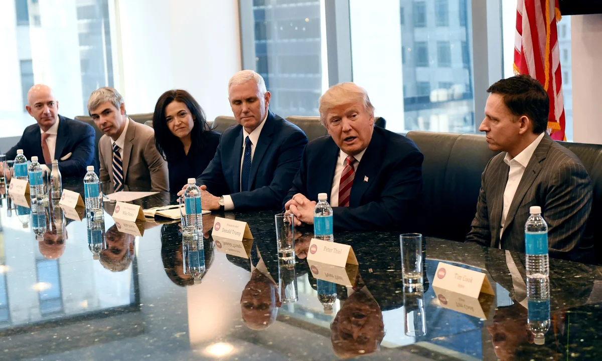 트럼프 대통령의 취김 직후 열린 테크 서밋에 참석한 인물들. 왼쪽부터 아마존 제프 베조스, 알파벳의 래리 페이지, 페이스북 셰릴 샌드버그, 마이크 펜스 부통령 당선인, 트럼프 대통령, 페이팔의 피터 틸. /AP=연합뉴스