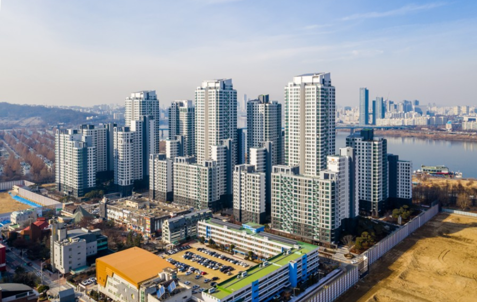 지난달 신고가를 갱신한 서울 서초구 반포동 아크로리버파크 /서울연구원
