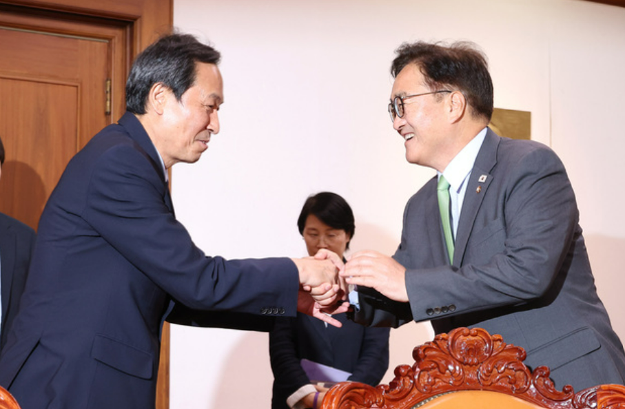 우원식 국회의장(오른쪽)이 10일 국회에서 예방한 대통령실 우상호 정무수석과 인사하고 있다. /연합뉴스