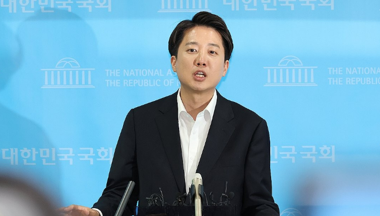 이준석 개혁신당 대선 후보가 지난달 30일 서울 여의도 국회 소통관에서 열린 기자회견에서 취재진의 질문에 답변하고 있다. /연합뉴스