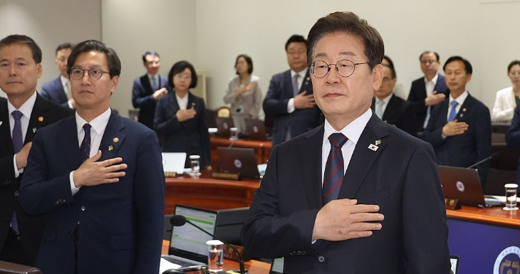 이재명 대통령이 10일 서울 용산 대통령실에서 열린 국무회의에서 국기에 경례하고 있다. /연합뉴스