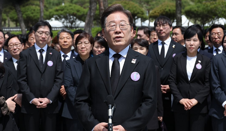 이재명 더불어민주당 당시 대선 후보가 지난달 18일 광주광역시 북구 국립 5·18민주묘지에서 열린 5·18민주화운동 45주년 기념식에 참석한 뒤 취재진과 만나 인터뷰 하고 있다. /연합뉴스
