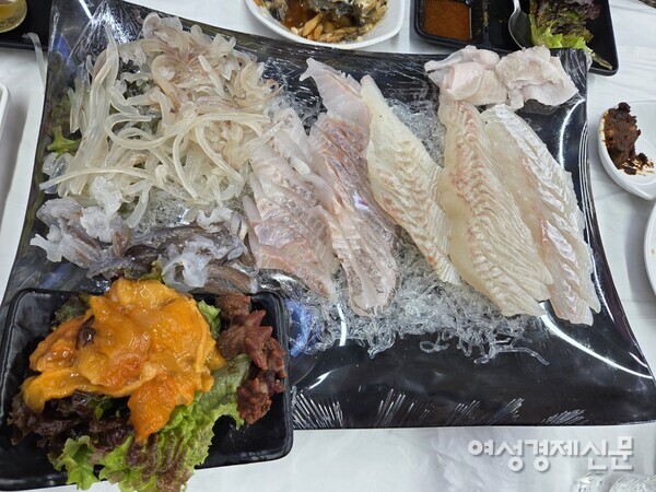 강릉 중앙시장에서 산 신선한 회 /박종섭